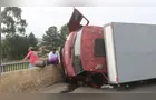 Veja imagens de acidente com caminhão tombado em PG