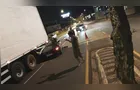 Agora: carro bate em caminhão parado e fica destruído em PG