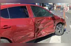 Batida entre dois veículos deixa carro parcialmente destruído em PG