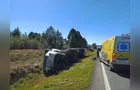 Caminhão carregado com sabão tomba em rodovia da região