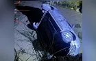 Carro de PG com quatro ocupantes cai em rio no interior de Carambeí