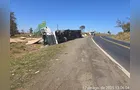 Caminhão tomba e espalha carga de MDF às margens da PR-092