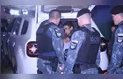 Homem mente identidade e tenta lutar com guardas de PG durante abordagem