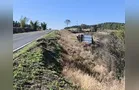 Caminhão tomba após ser fechado na PR-090