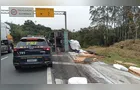 Condutor transita com seis toneladas acima da capacidade em tombamento na BR-116