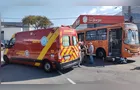 Pai e filha ficam feridos após moto ser esmagada por ônibus em Curitiba