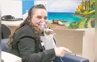 Após dois meses internada, paciente do HU entrega presente para agradecer equipe