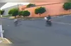 Criança morre e outra fica ferida após acidente entre bicicleta e moto; veja vídeo