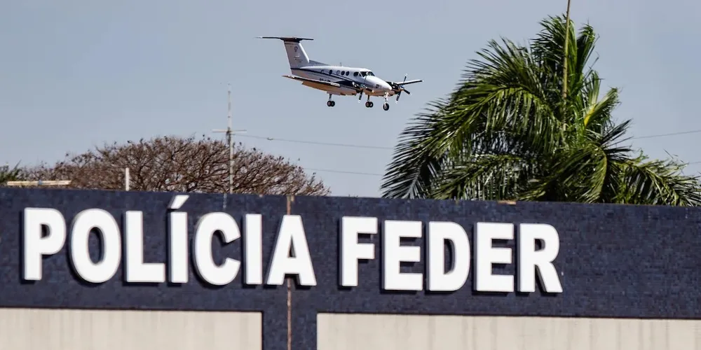 Senador Weverton Rocha chega ao aeroporto em aeronave particular