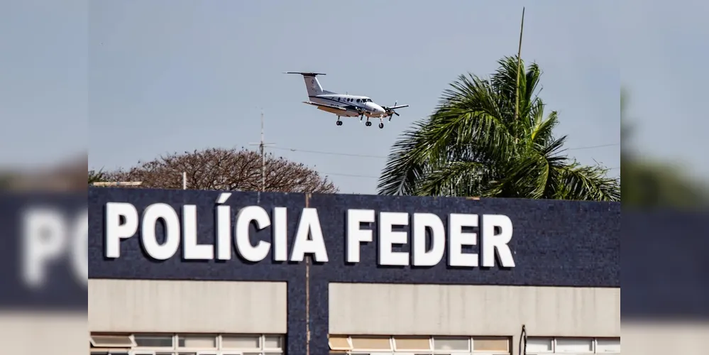 Senador Weverton Rocha chega ao aeroporto em aeronave particular