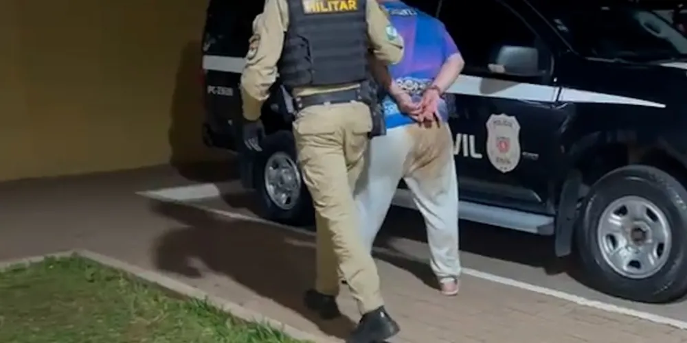 Os policiais prenderam o agressor em flagrante delito por violência doméstica