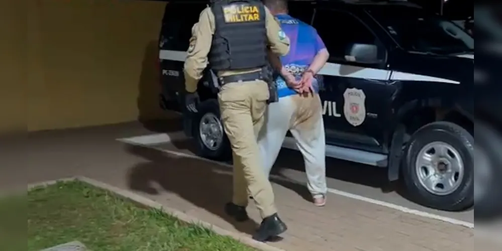 Os policiais prenderam o agressor em flagrante delito por violência doméstica