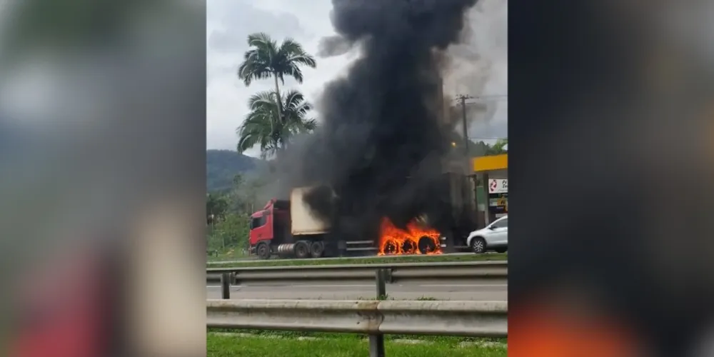 O Corpo de Bombeiros foi acionado para conter as chamas de grande proporção