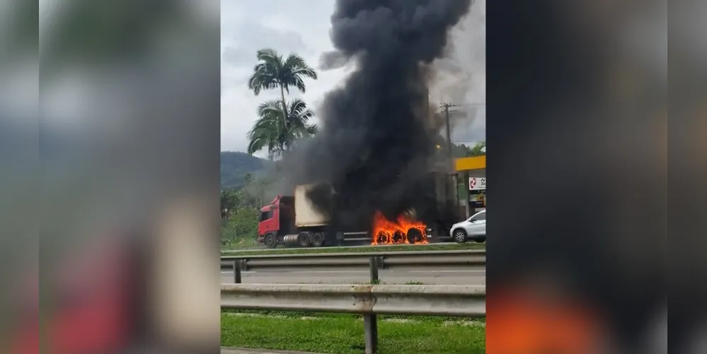 O Corpo de Bombeiros foi acionado para conter as chamas de grande proporção