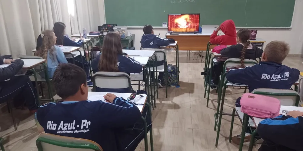 Confira a entrevista e os vídeos feitos pelos alunos em casa