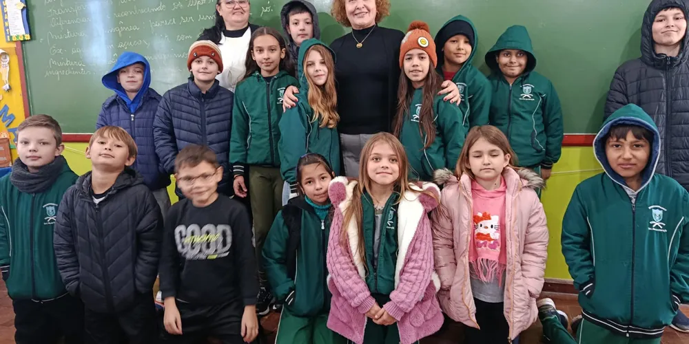 Estudantes se empolgaram ao conhecerem uma 'escritora de verdade' de forma presencial