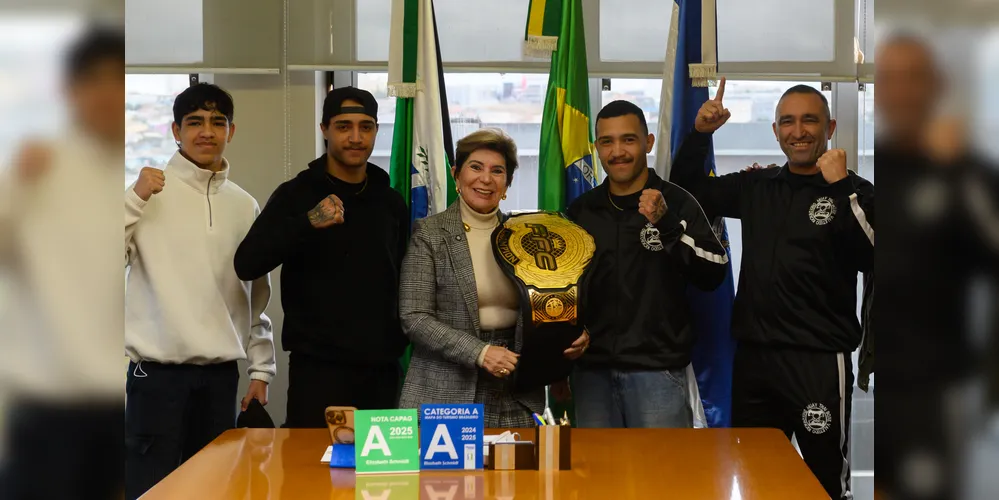 Prefeita Elizabeth Schmidt posa com o cinturão ao lado da Família Zenidim
