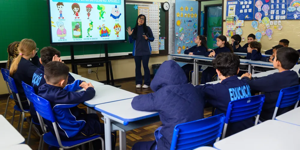 Alunos usam tela interativa na escola Profª. Minervina França Scudlareck