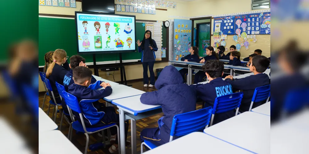 Alunos usam tela interativa na escola Profª. Minervina França Scudlareck
