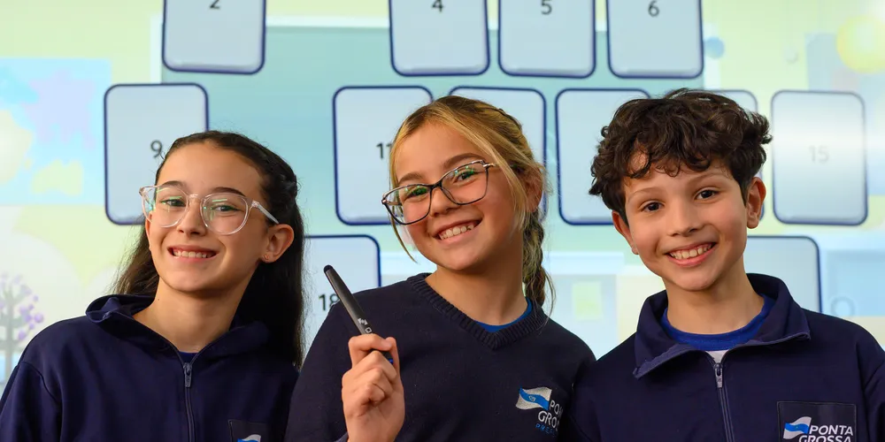 Alunos usam tela interativa na escola Profª. Minervina França Scudlareck