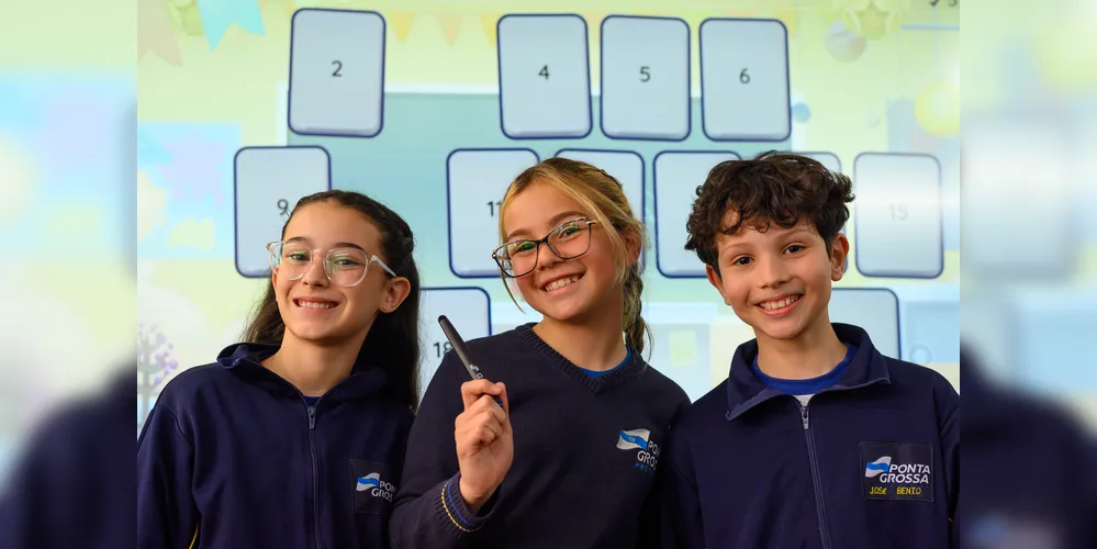 Alunos usam tela interativa na escola Profª. Minervina França Scudlareck