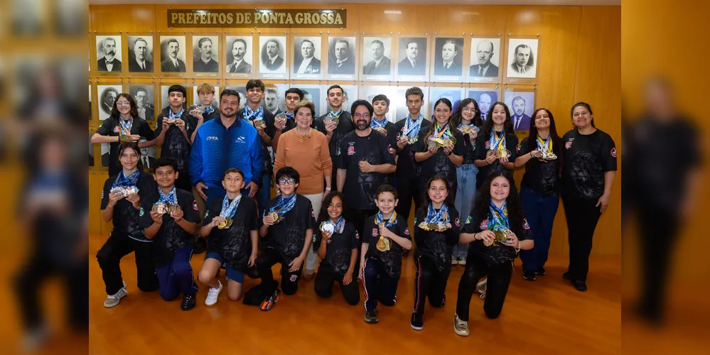 A prefeita Elisabeth Schmidt recebeu os atletas de Karate de Ponta Grossa.
