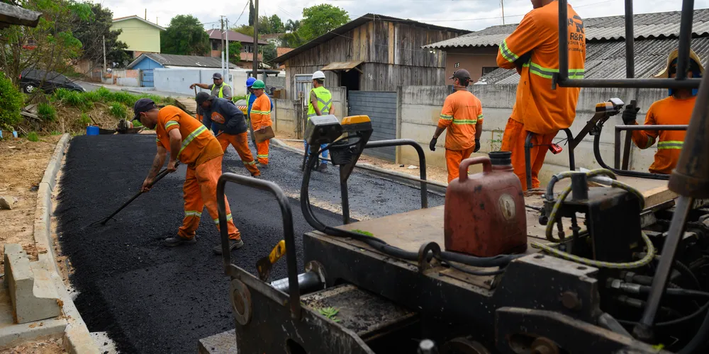 Obras de asfalto na Rua Porecatu, na Vila Natel