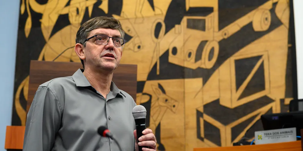 Cláudio Grokovski, secretário da Fazenda, presta contas do orçamento municipal, na Câmara Municipal