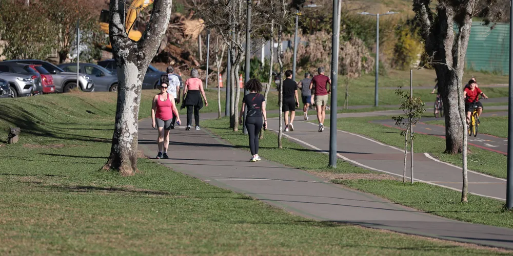 As temperaturas máximas seguem abaixo dos 20°C no Leste, e os Campos Gerais também terão nebulosidade