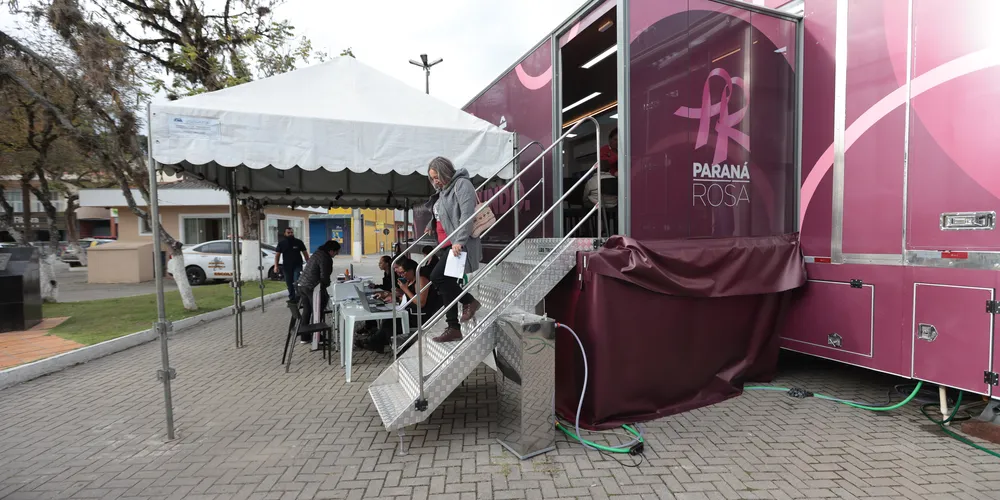 A unidade móvel de atendimento à saúde percorre o Estado para a realização de exames preventivos