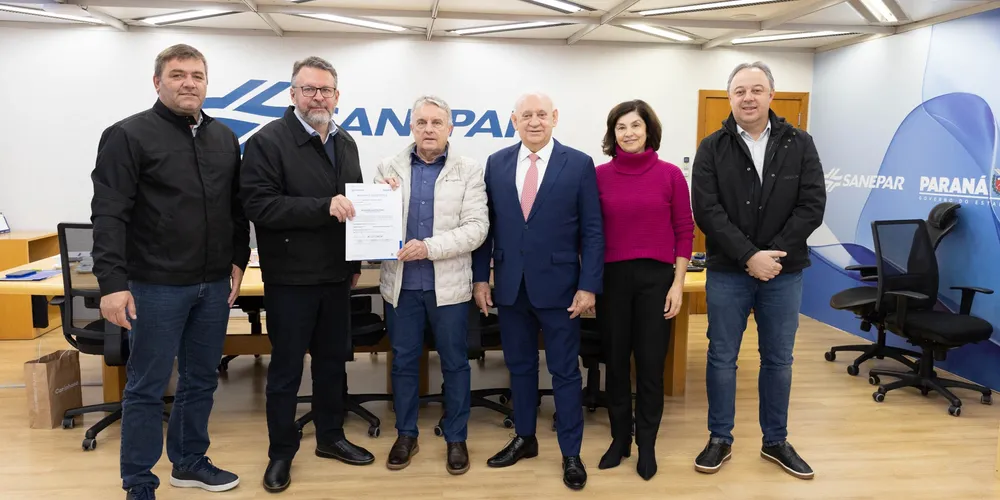 Lideranças municipais e estaduais estiveram reunidas durante a assinatura do convênio