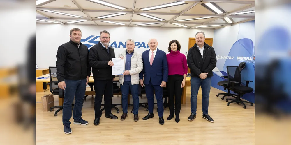 Lideranças municipais e estaduais estiveram reunidas durante a assinatura do convênio
