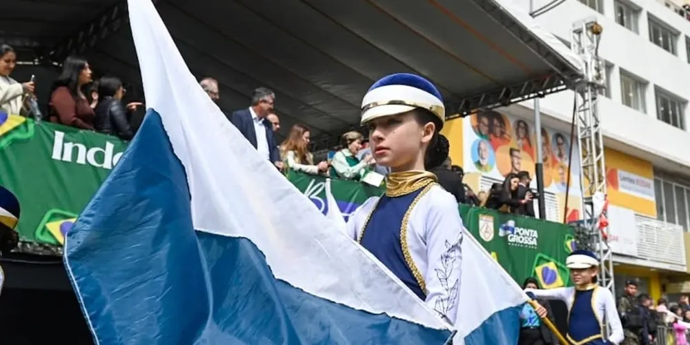Cerca de 40 entidades civis e militares desfilaram na Avenida Vicente Machado.