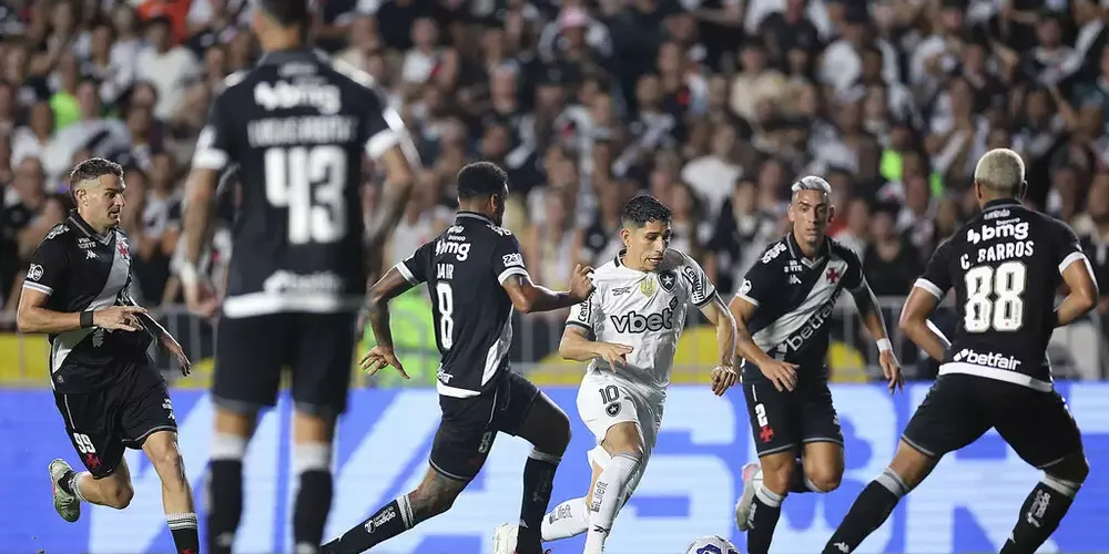 Savarino, meia do Botafogo, tentando escapar da marcação vascaína