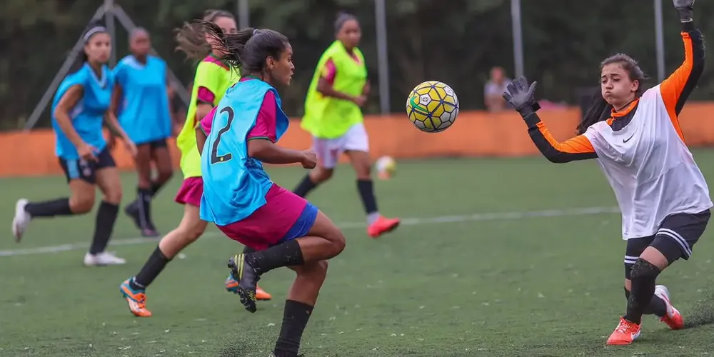 Mulheres jogando futebol amador em campo society