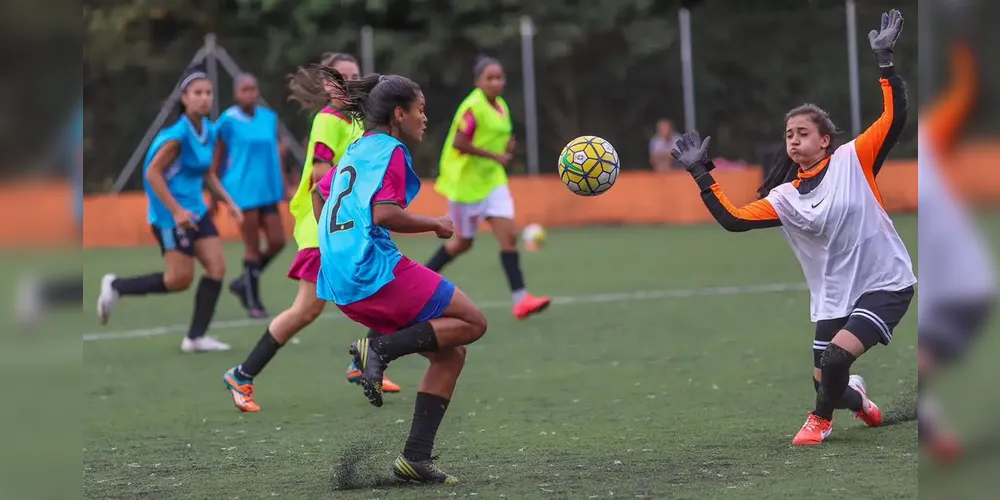 Mulheres jogando futebol amador em campo society