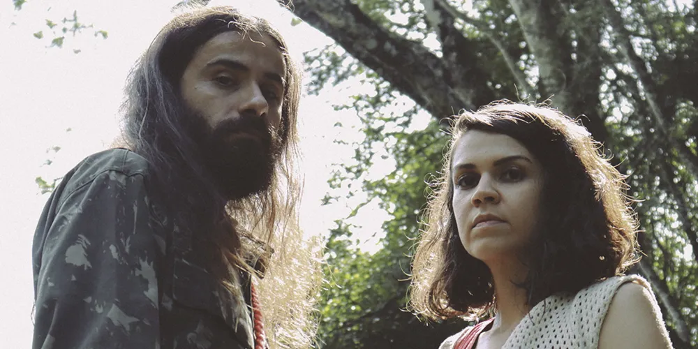 Hugo Ubaldo (guitarra e voz) e Luana Santana (bateria, teclas e voz)