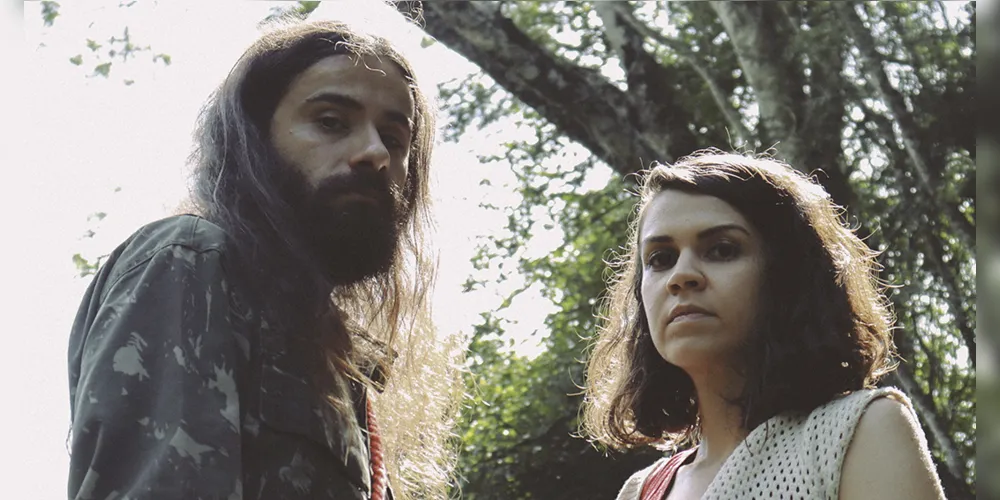 Hugo Ubaldo (guitarra e voz) e Luana Santana (bateria, teclas e voz)