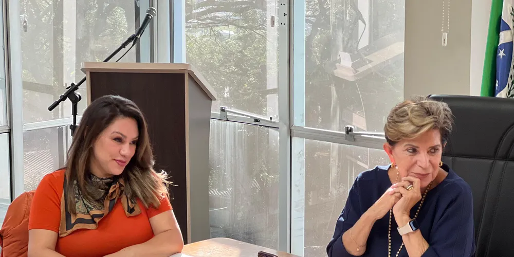A presidente da AMCG e prefeita de Imbaú, Dayane Sovinski, ao lado da prefeita de Ponta Grossa, Elizabeth Schmidt