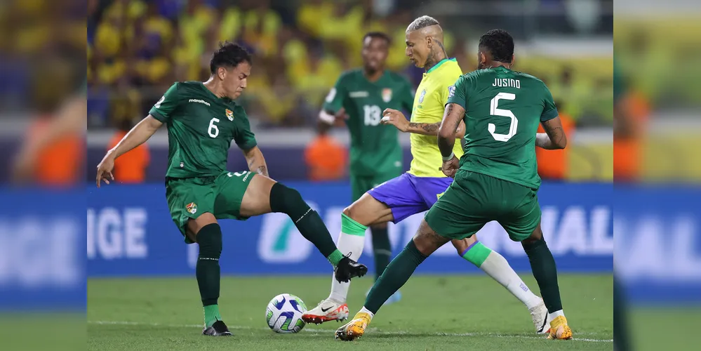 Richarlison em ação durante a partida entre Brasil e Bolívia, no Mangueirão