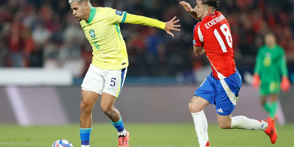 Bruno Guimarães controla a bola no último jogo do Brasil contra o Chile, em Santiago