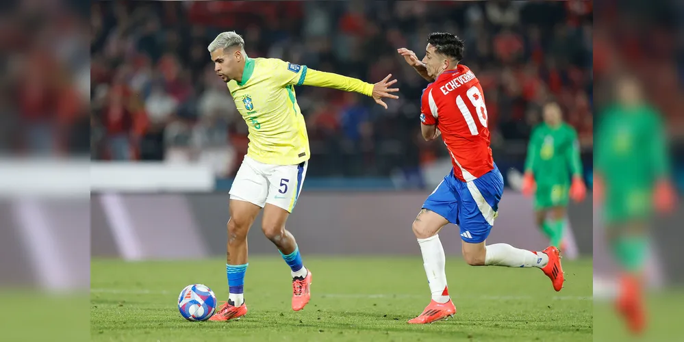 Bruno Guimarães controla a bola no último jogo do Brasil contra o Chile, em Santiago