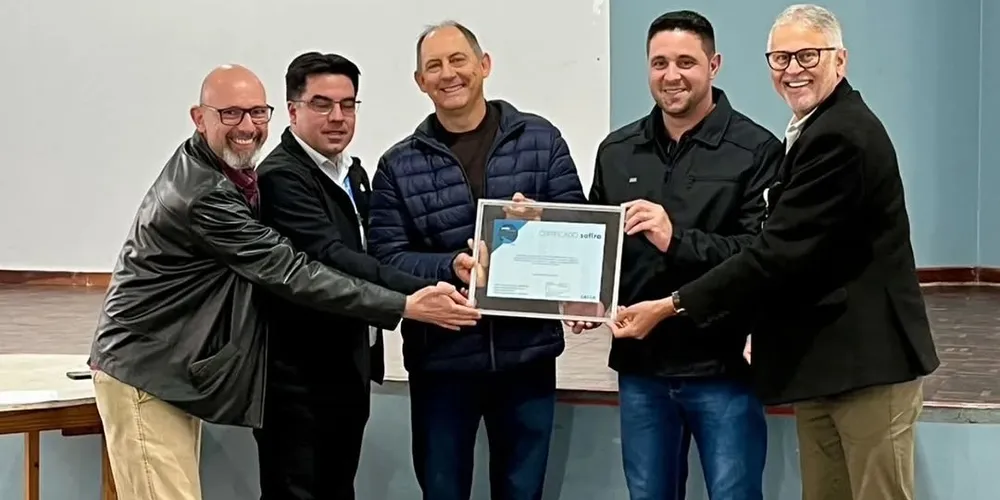 O prefeito de Porto Amazonas, Elias Gomes da Costa, e demais representantes estiveram presentes para receber o prêmio