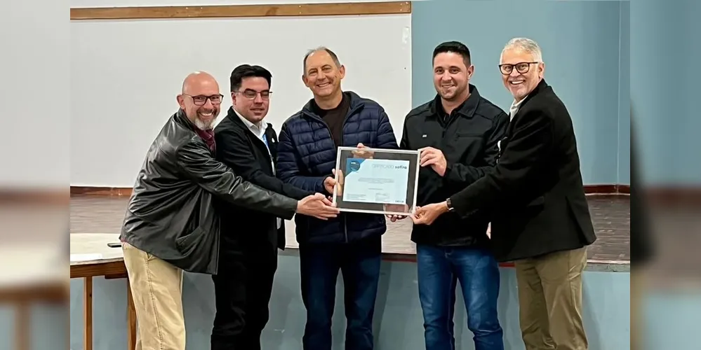 O prefeito de Porto Amazonas, Elias Gomes da Costa, e demais representantes estiveram presentes para receber o prêmio