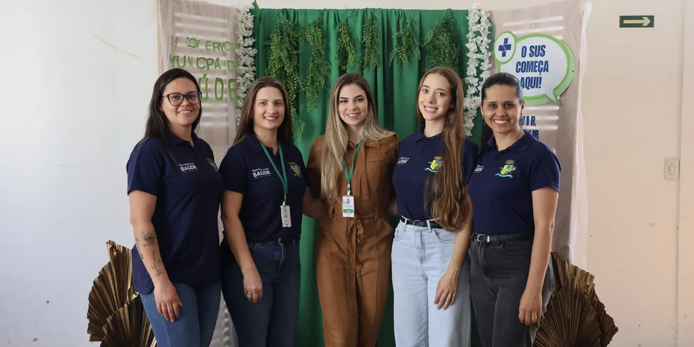 A secretária municipal de Saúde, Kamila Sanson, e demais representantes da saúde estiveram reunidas