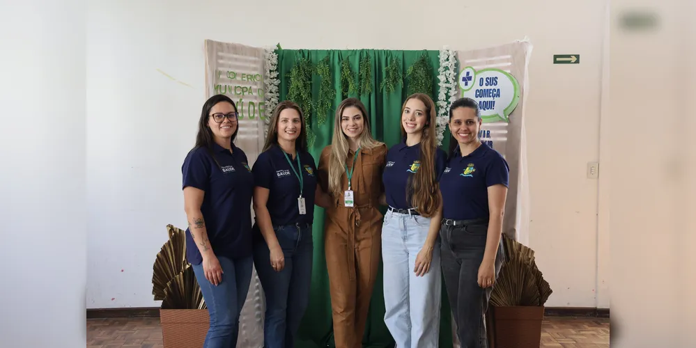 A secretária municipal de Saúde, Kamila Sanson, e demais representantes da saúde estiveram reunidas