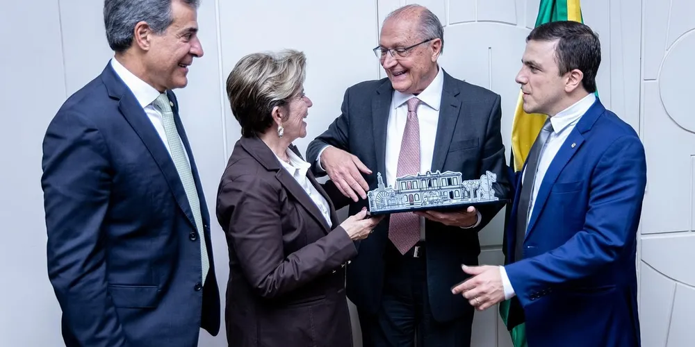 Elizabeth esteve presente ao lado dos prefeitos da AMCG