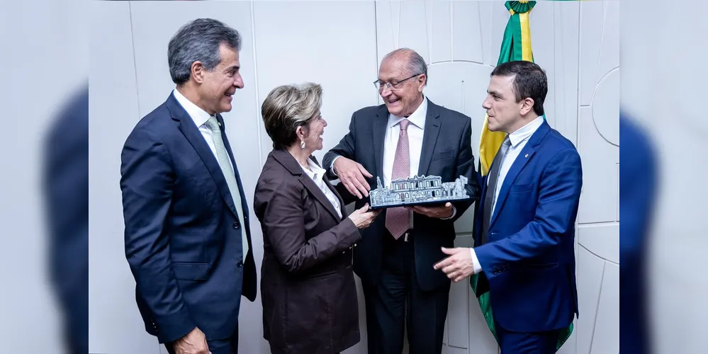 Elizabeth esteve presente ao lado dos prefeitos da AMCG