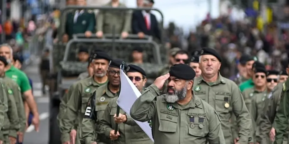 O desfile aconteceu na manhã deste domingo (7)