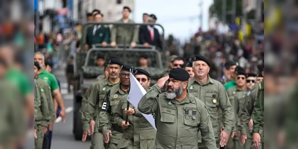O desfile aconteceu na manhã deste domingo (7)
